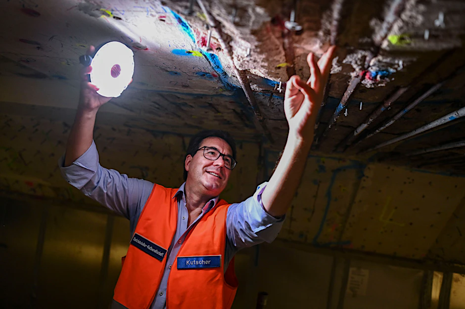 Uwe Kutscher ist Bau-Chef der U-Bahn. Der Ingenieur und sein Team betreuen 30 größere Baustellen – und zahlreiche kleinere. Hier inspiziert er maroden Beton im Bahnhof Hermannplatz.