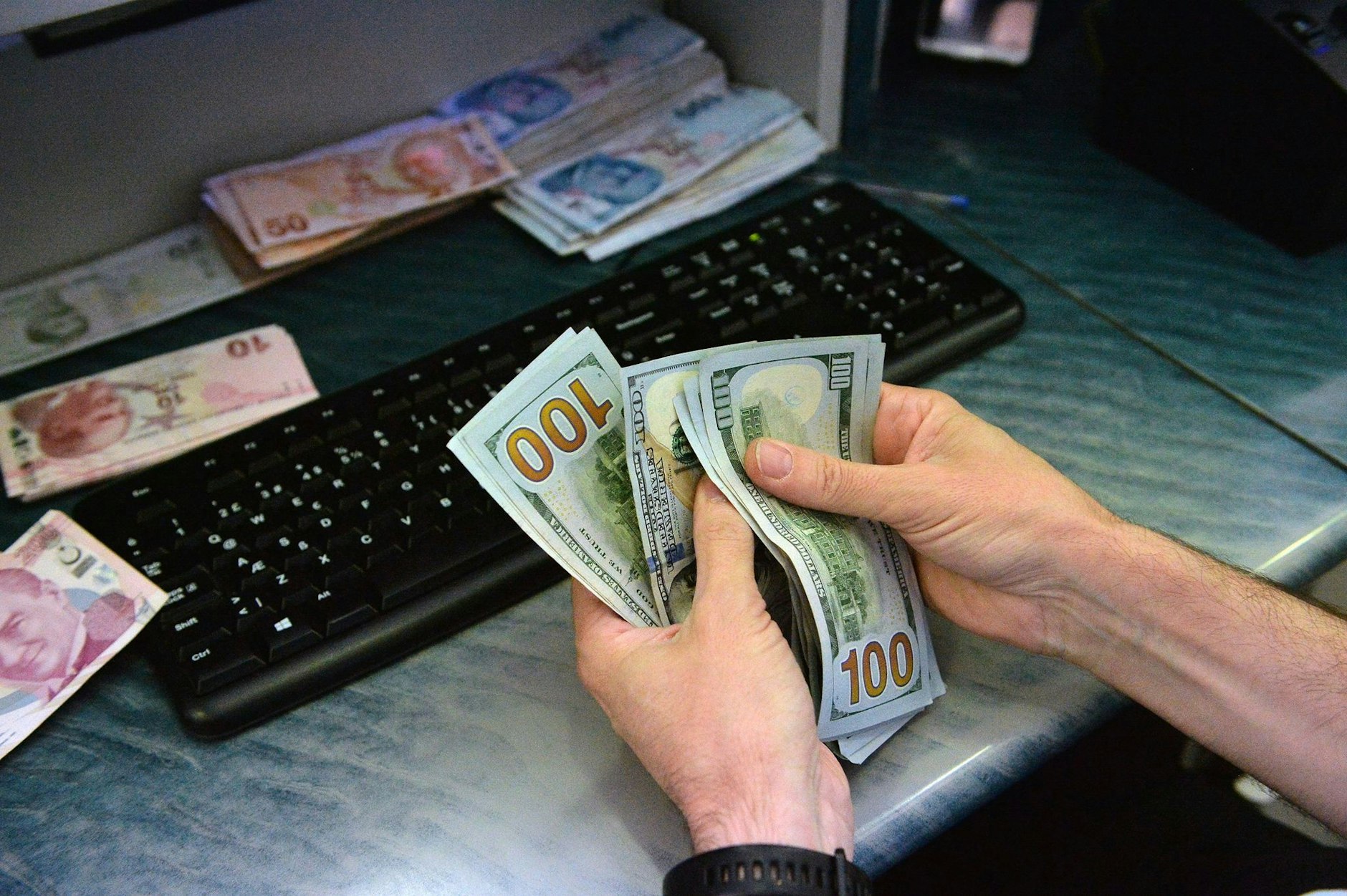 Die türkische Zentralbank hat den Leitzins von 14 auf 13 Prozent reduziert.  