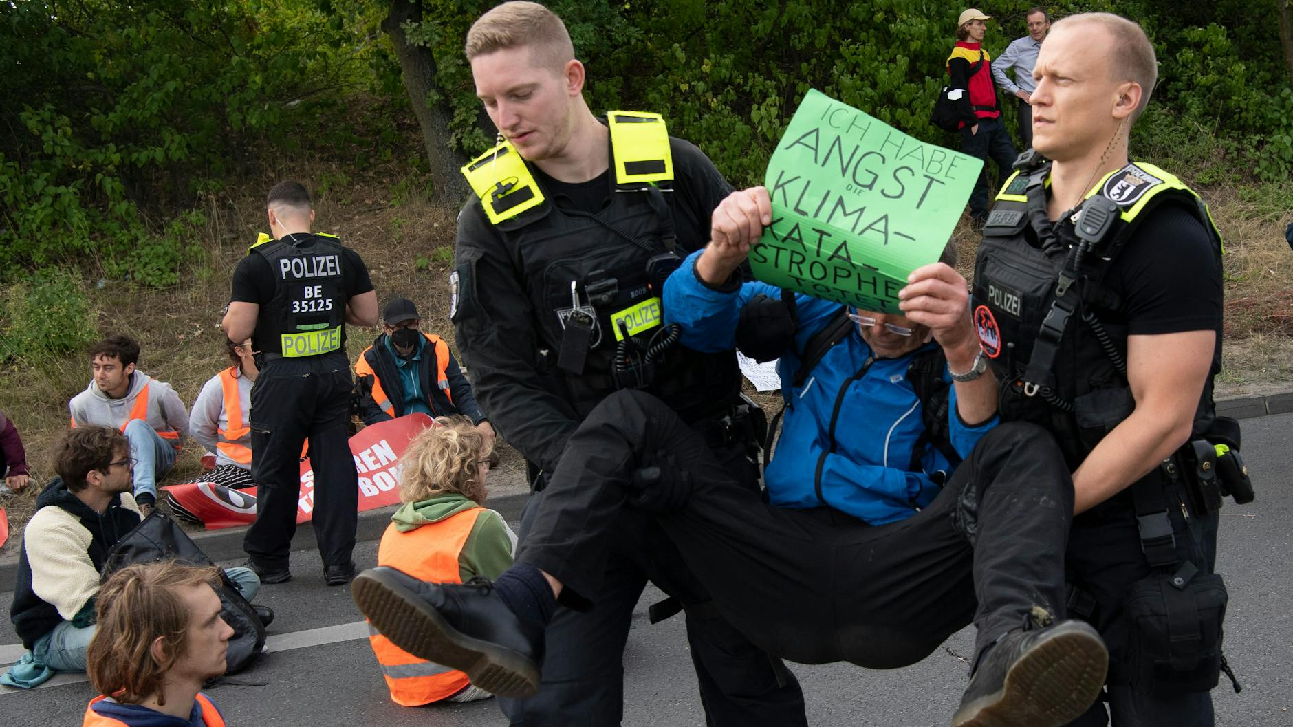 Monatelang sorgten Aktivisten der „Letzten Generation“ für Chaos aus den Berliner Autobahnen, wie hier in Schöneberg.