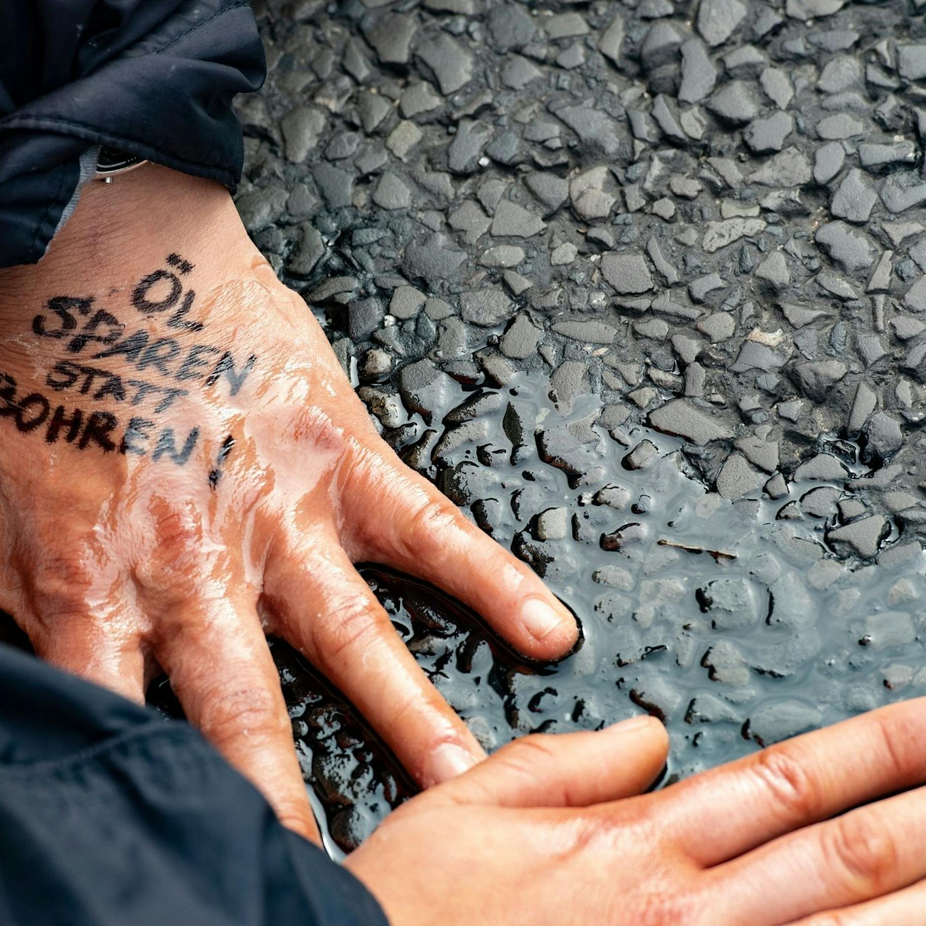 Was kostet einmal Autobahn-Festkleben? 241 Euro! Nur 15 Blockierer haben die Strafe bisher bezahlt