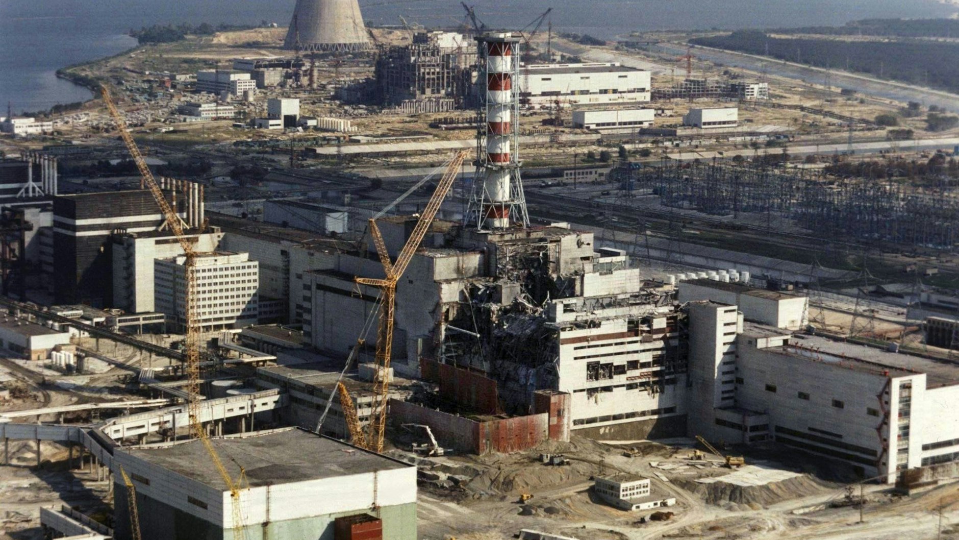 Reparaturarbeiten am explodierten ukrainischen Atomkraftwerk Tschernobyl 1986 – die Katastrophe hat ganz Europa verändert.