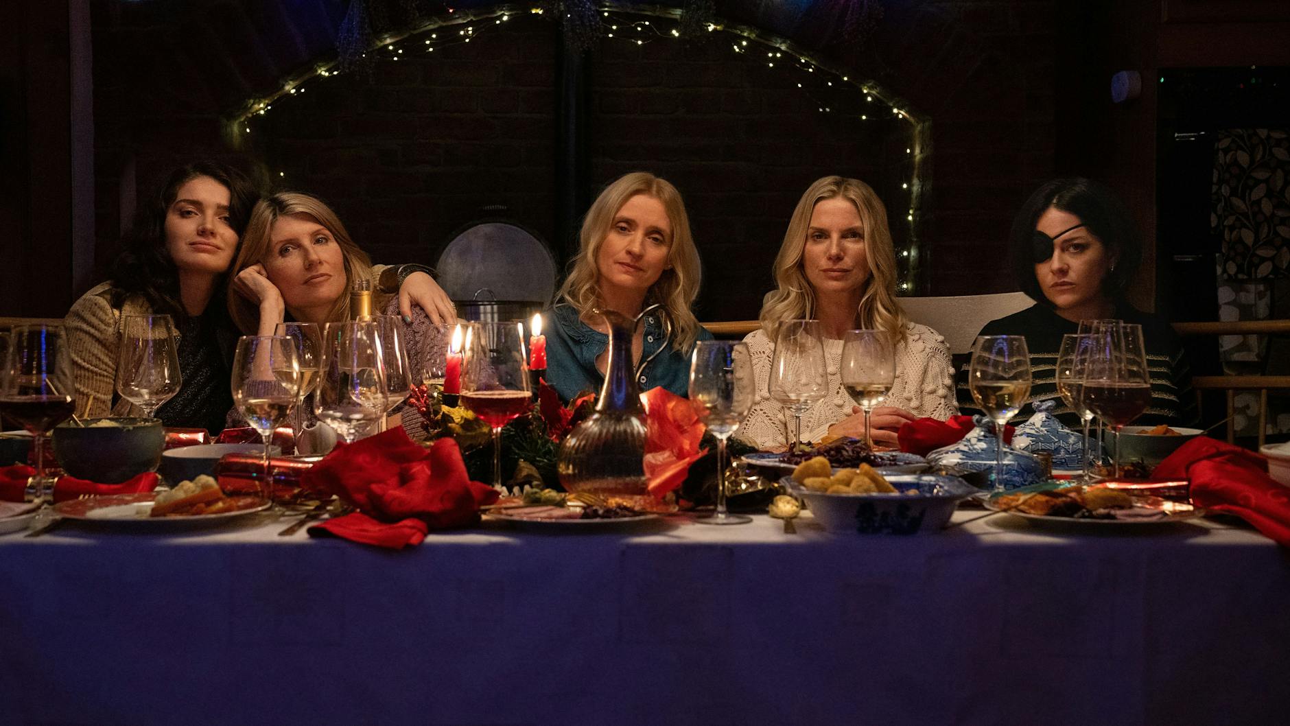 Mörderisch verbunden: Die Schwestern Eva (Sharon Horgan), Bibi (Sarah Greene), Grace (Anne-Marie Duff), Ursula (Eva Birthistle) und Becka (Eve Hewson).