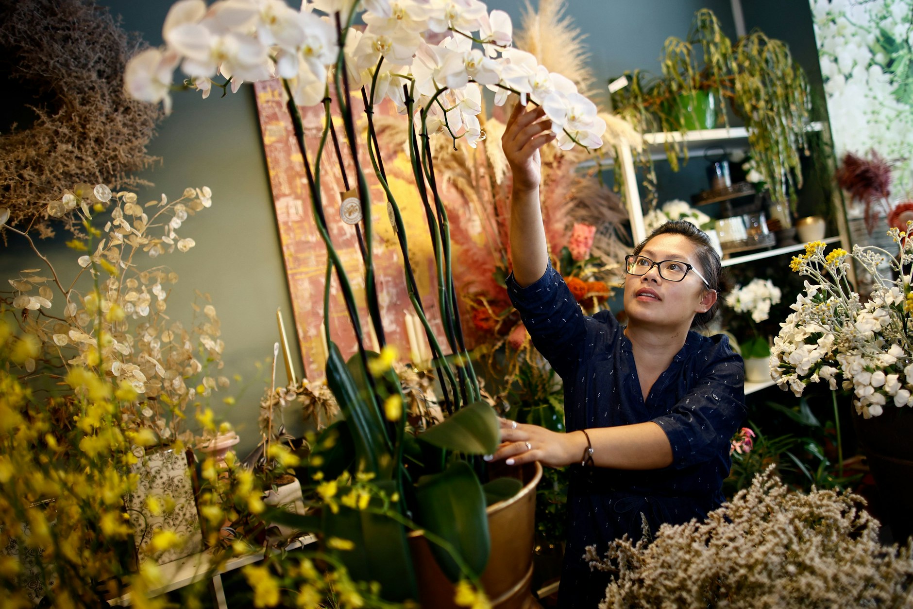 Die Berliner Floristin Thi Phuong Nhung Nguyen in ihrem Blumenladen: Mit Dahlien, Strohblumen und Dill tritt die 36-jährige Charlottenburgerin bei der Deutschen Meisterschaft der Floristen an.