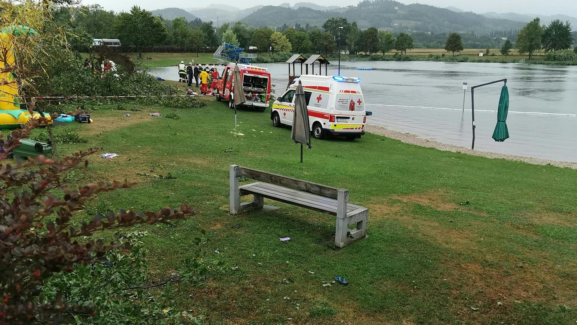 Rettungsfahrzeuge stehen an der Unfallstelle am St. Andräer See. Hier hatte ein umgestürzter Baum zwei Mädchen erschlagen, 13 Menschen wurden verletzt.