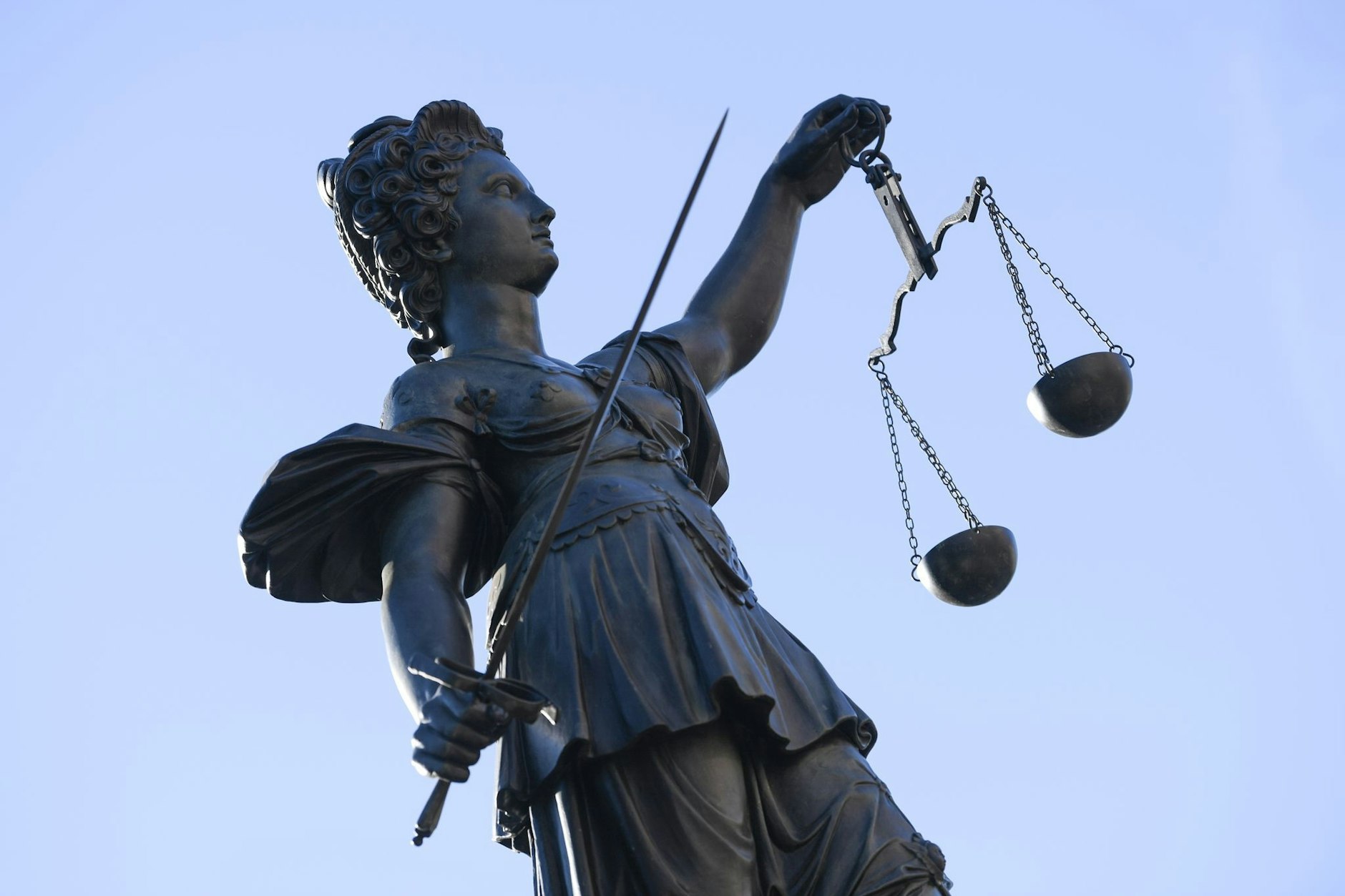 Eine Statue der Justitia steht unter freiem Himmel (Symbolbild).