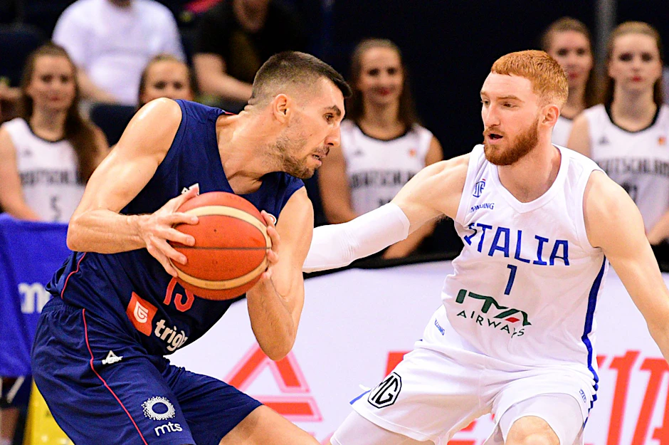 Der Italiener Niccolo Mannion (r) versucht den Serben Ognjen Jaramaz den Ball abzunehmen.  