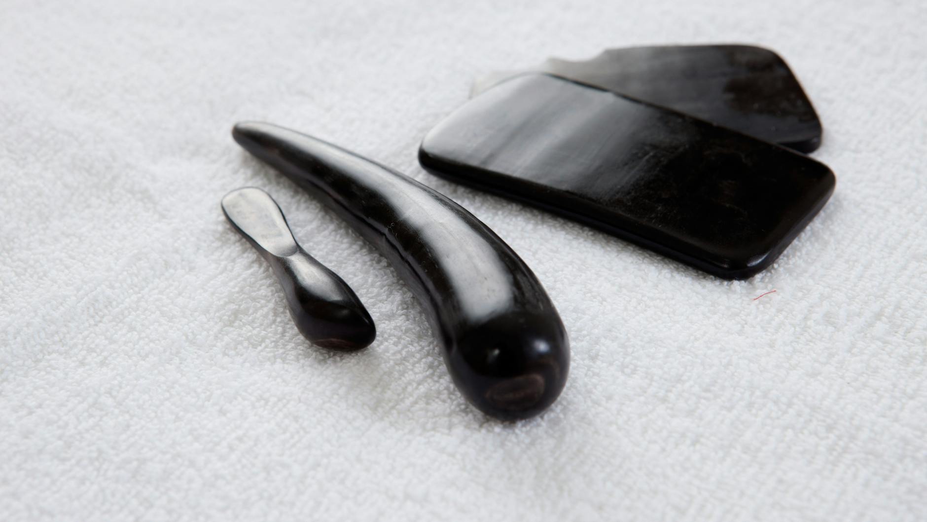 Die Löffel bestehen meistens aus Keramik, werden aber manchmal auch aus Metall, Jade oder sogar Knochen gefertigt