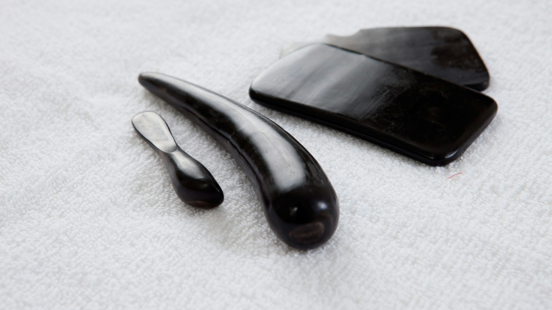 Die Löffel bestehen meistens aus Keramik, werden aber manchmal auch aus Metall, Jade oder sogar Knochen gefertigt