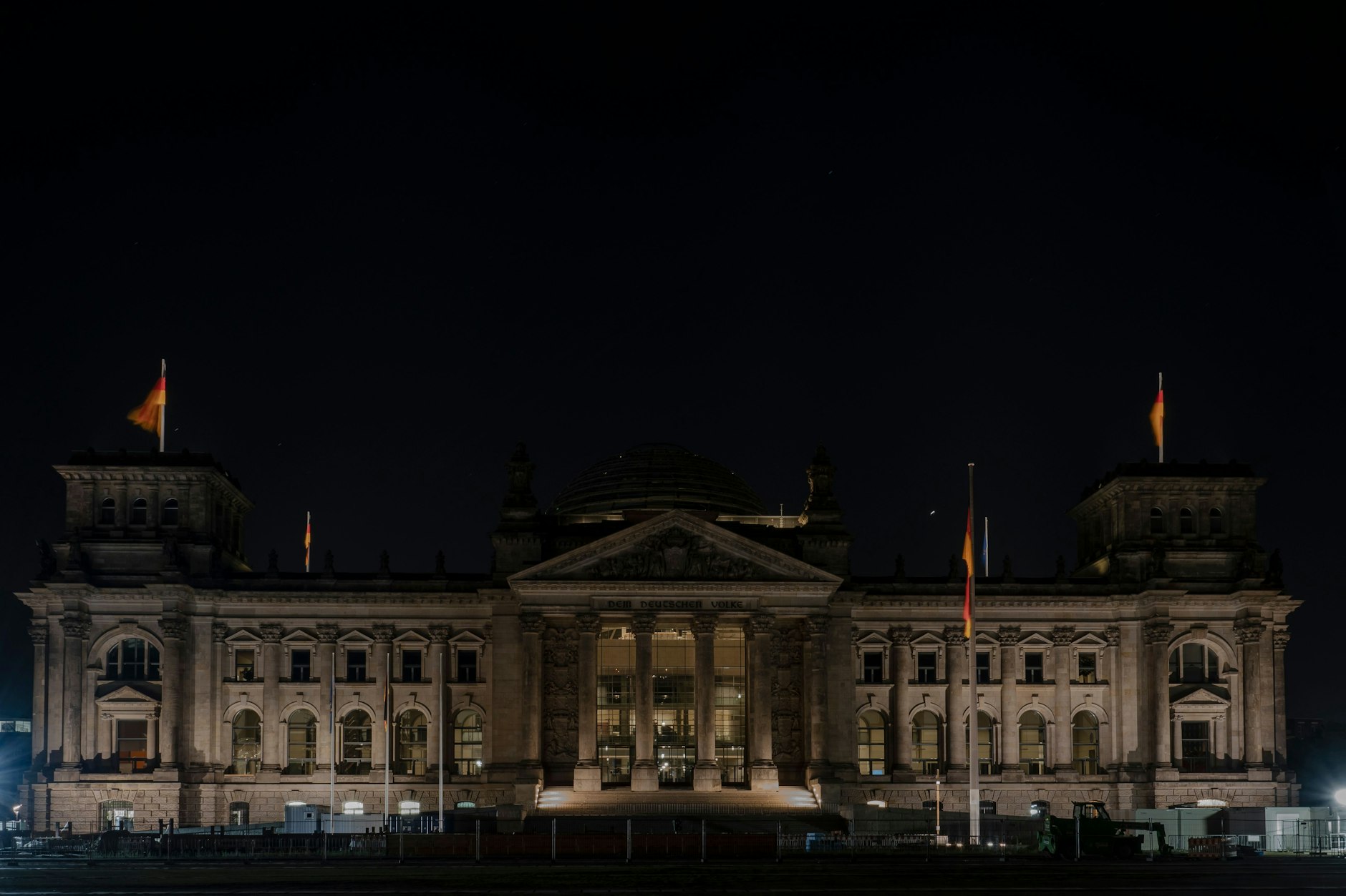 Der Reichstag samt Kuppel bleibt in der Nacht dunkel. Damit will der Bund Energie sparen.
