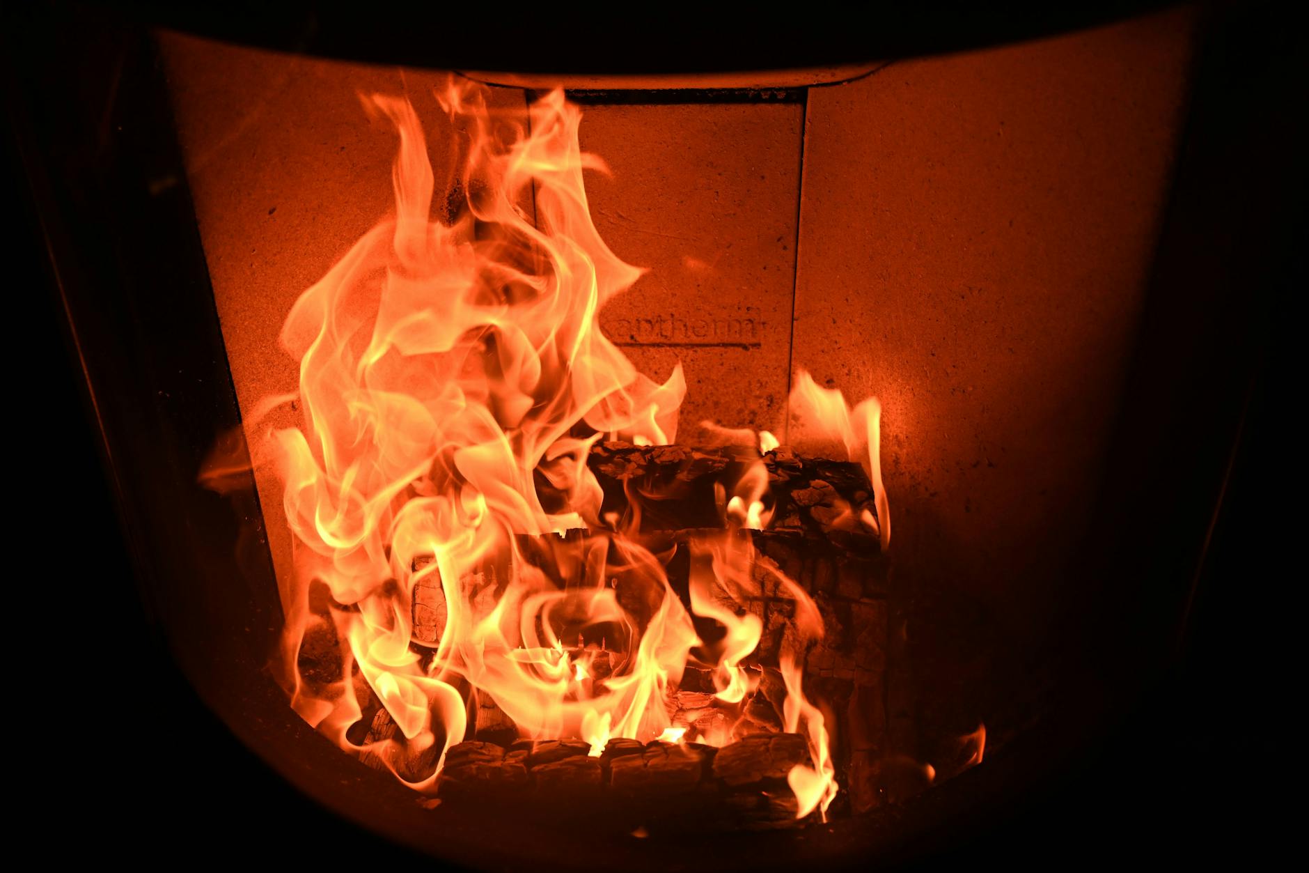 Ein Kaminfeuer ist schön anzuschauen und erzeugt schnell Wärme.