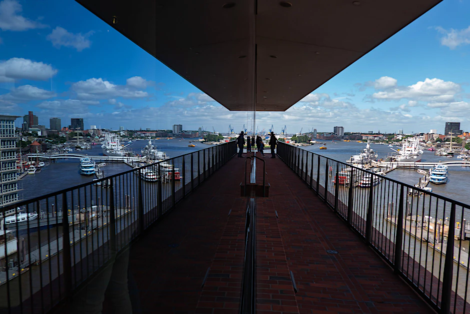 Die Glasfassade des Besucherbereiches der Elbphilharmonie in Hamburg.