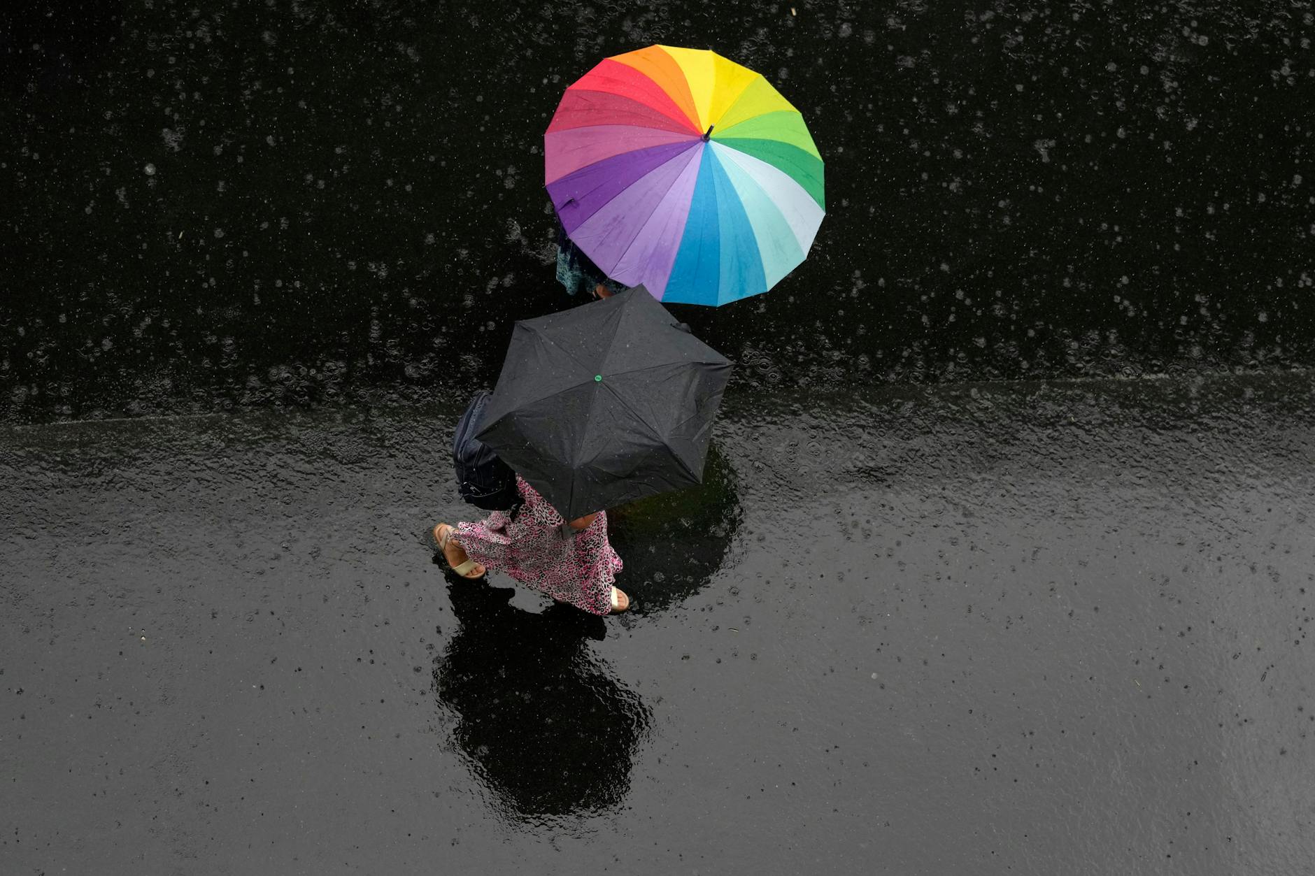 Der Regenschirm als treuer Begleiter: Vor allem im Süden und Osten kommt laut Wetter-Experten in den kommenden Stunden noch viel Nass vom Himmel.