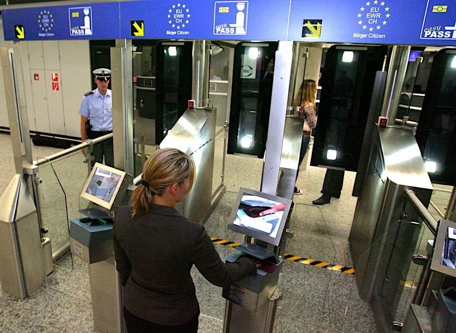 ARCHIV - Die automatisierte Passkontrolle am Frankfurter Flughafen. Unter anderem Estland, Lettland, Litauen und Tschechien haben die Vergabe von Schengen-Visa an Russen bereits eingeschränkt.  