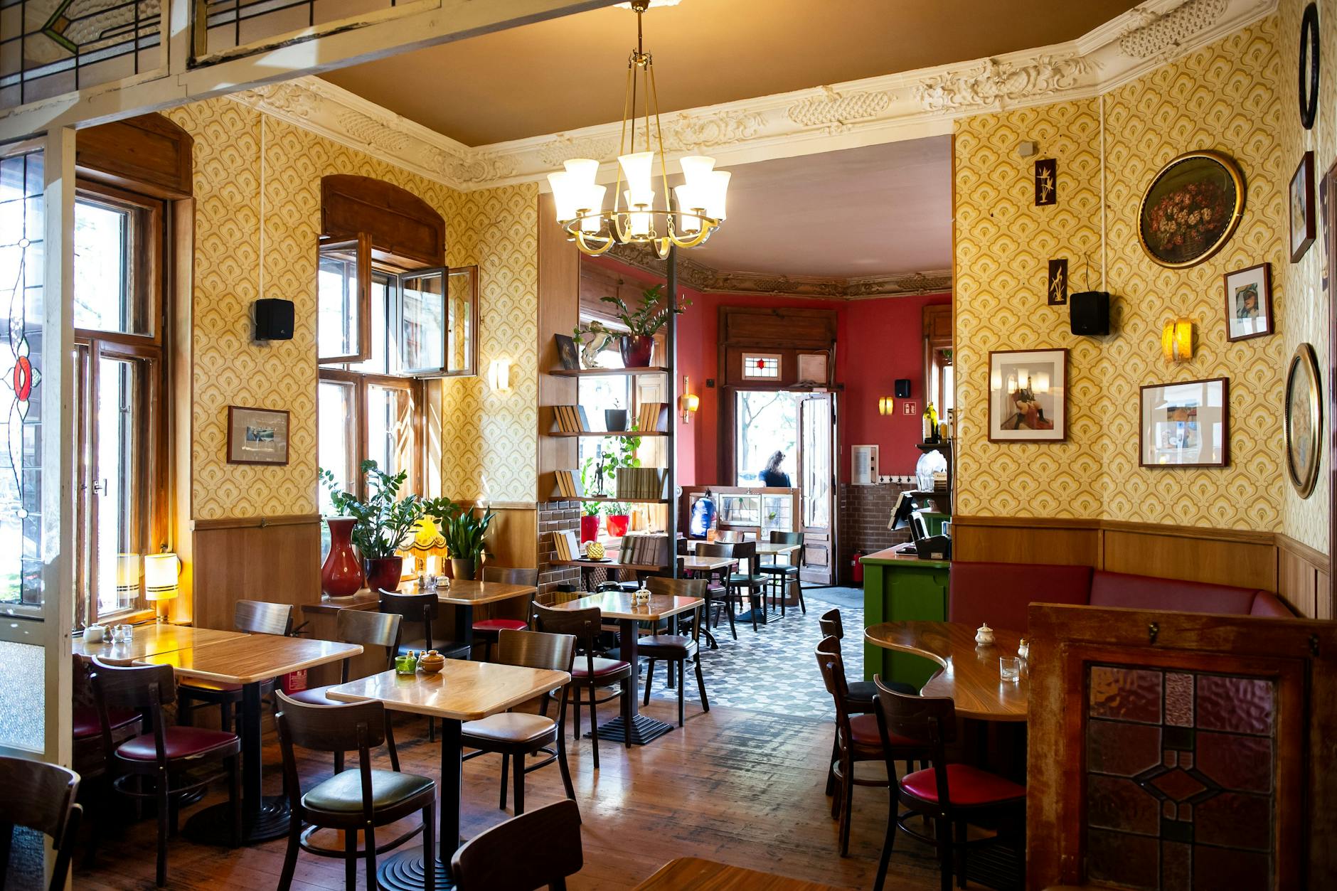 Die Innenräume von Café Datscha in Kreuzberg sind am Dienstagvormittag noch leer: alle essen draußen.