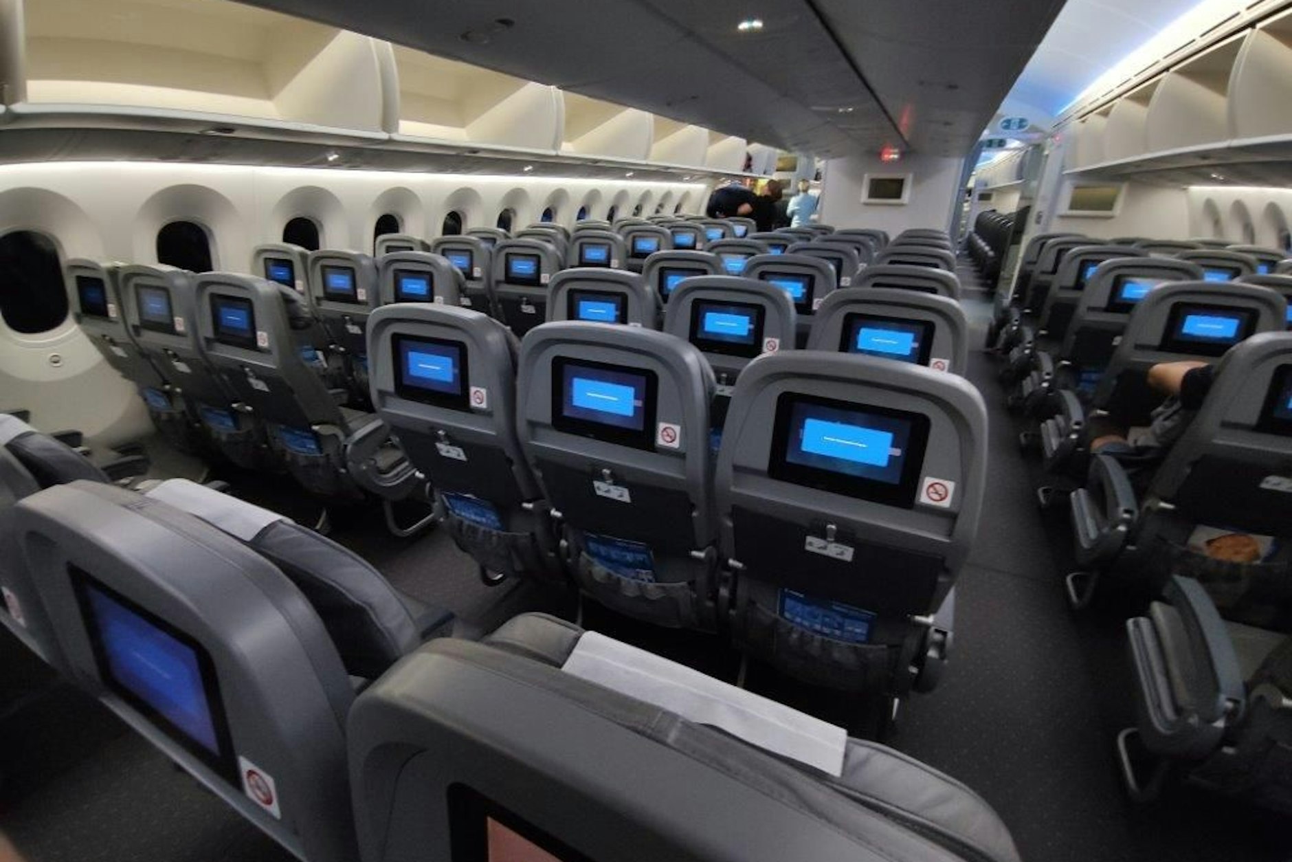 Ein Blick in die Economy Class, in der es 288 Sitzplätze gibt. Auf dem Erstflug war sie ausgebucht.