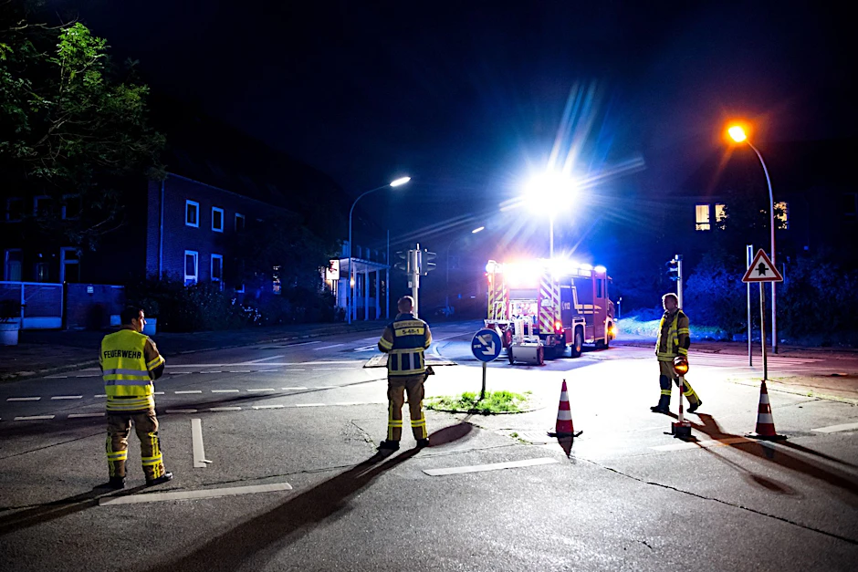 Einsatzkräfte vor dem AMEOS Klinikum Mitte in Bremerhaven.  