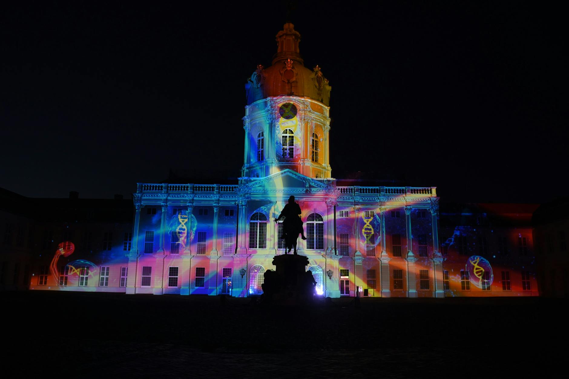 Das angestrahlte Schloss Charlottenburg.