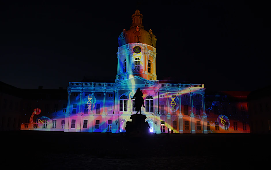 Das angestrahlte Schloss Charlottenburg.