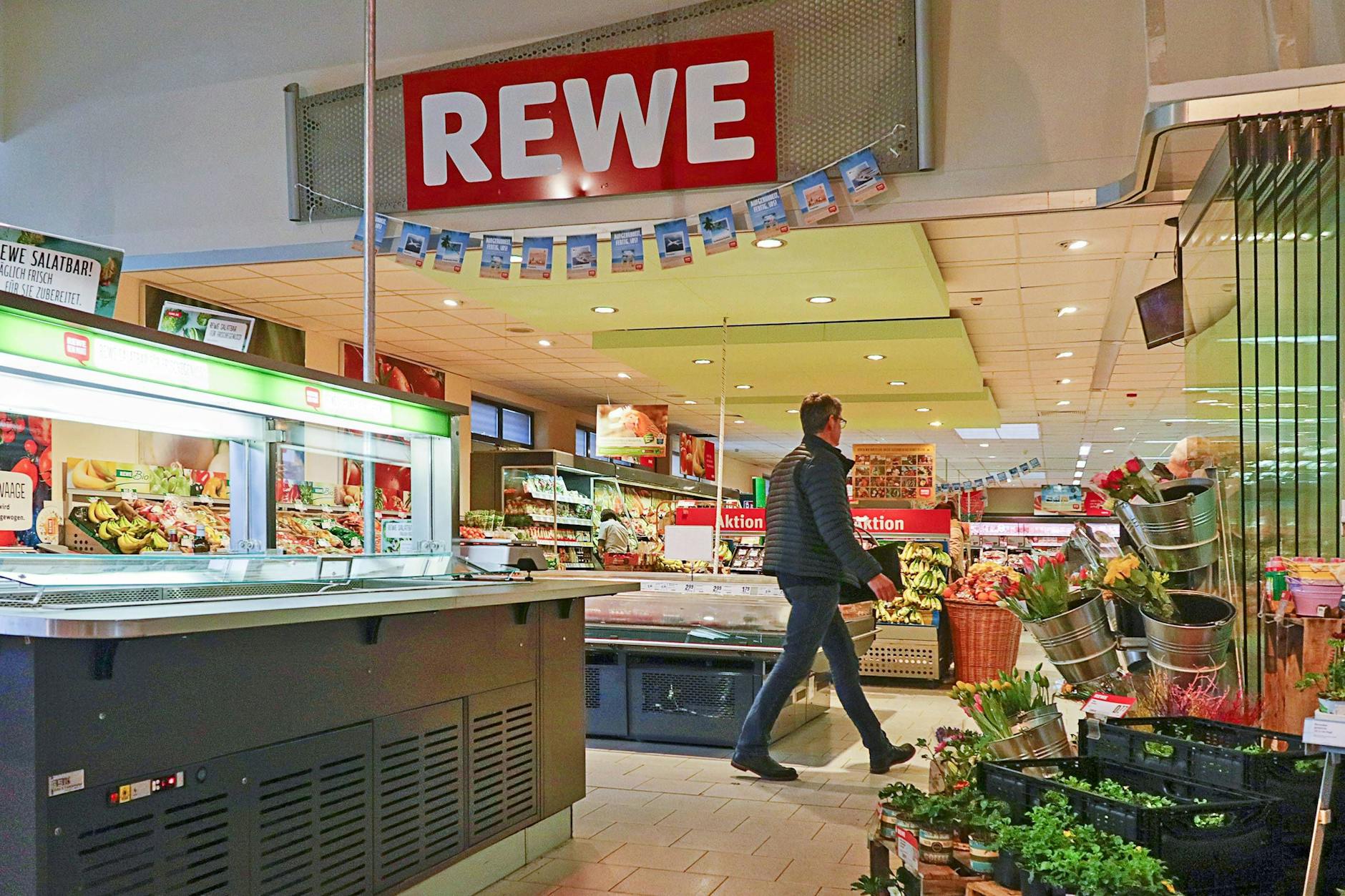 Laut einer von Analyse stiegen besonders die Lebensmittelpreise von Eigenmarken bei Rewe und Edeka an (Symbolbild).