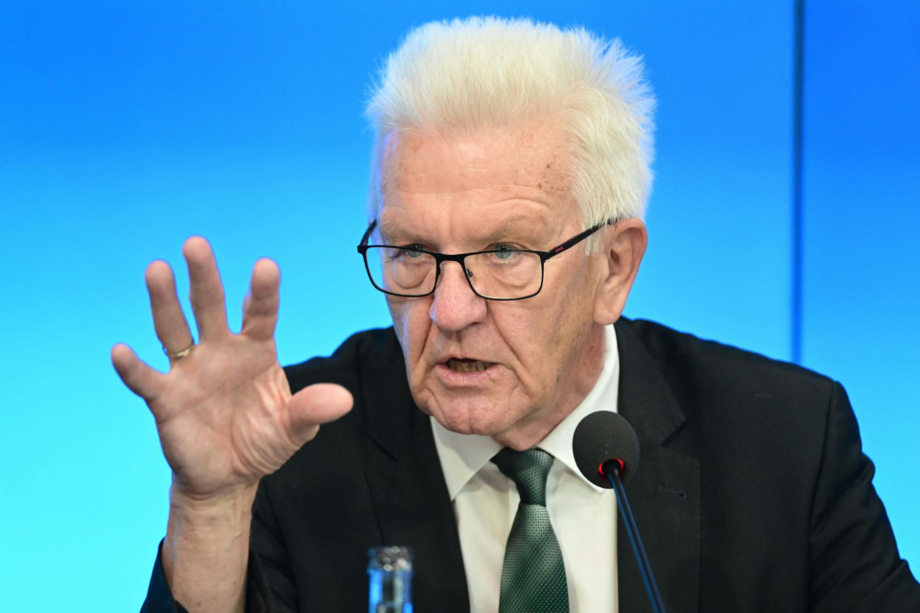 Winfried Kretschmann (Bündnis 90/Die Grünen), Ministerpräsident von Baden-Württemberg, gibt Energiespar-Tipps.