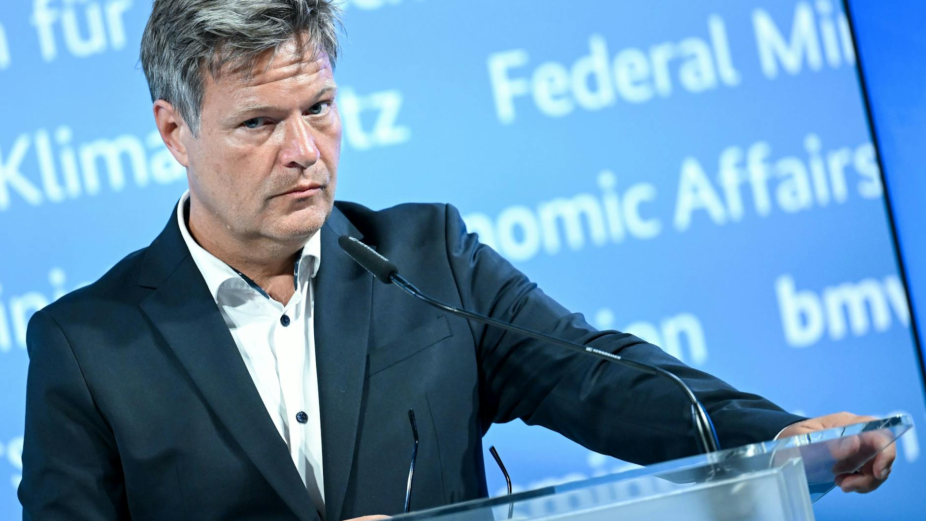 Mit einer ganzen Reihe von Regelungen will Robert Habeck (Grüne) im Winter Energie sparen.