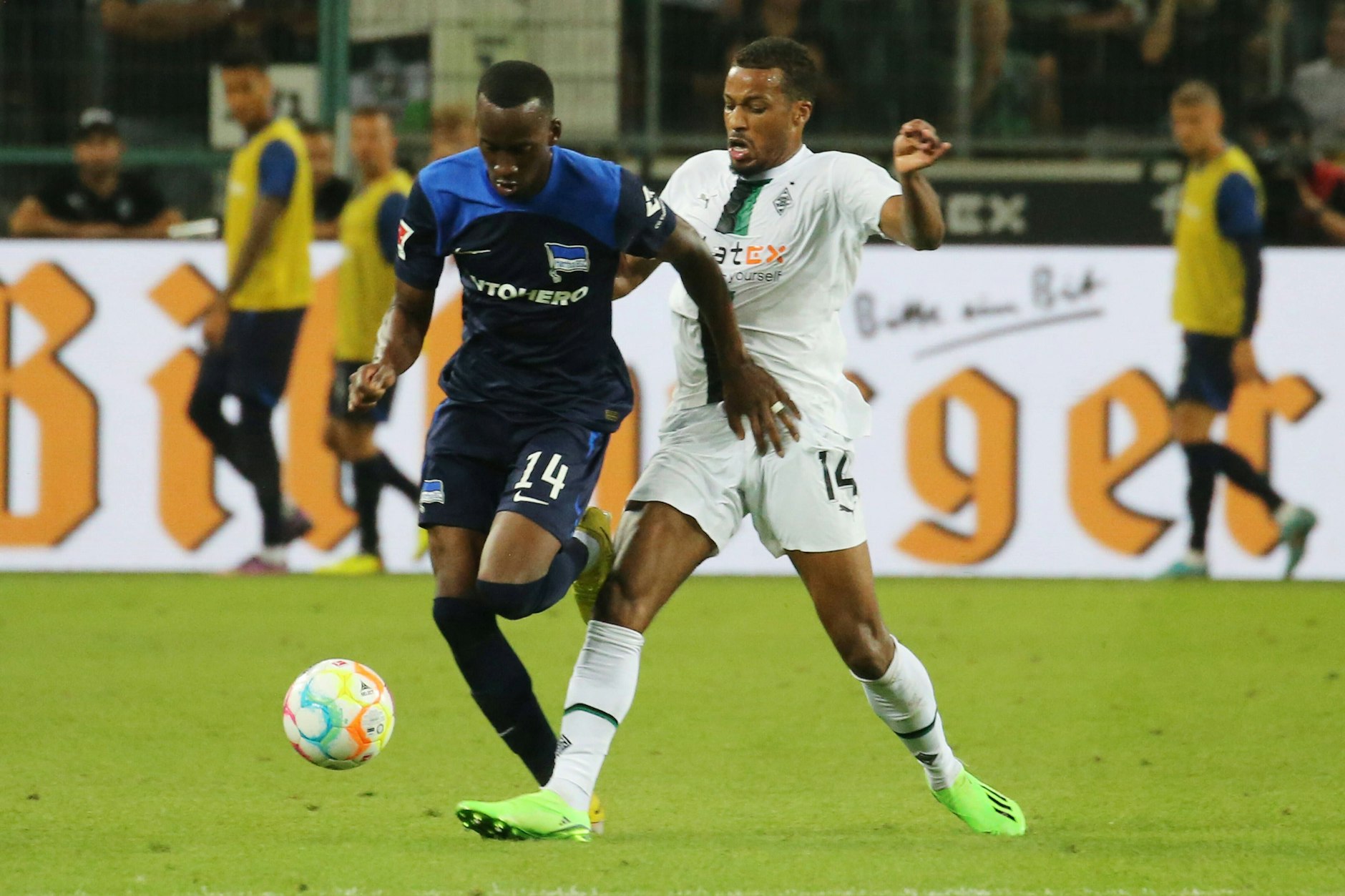 Herthas Dodi Lukebakio überrent Gladbachs Alassane Plea mit Leichtigkeit.