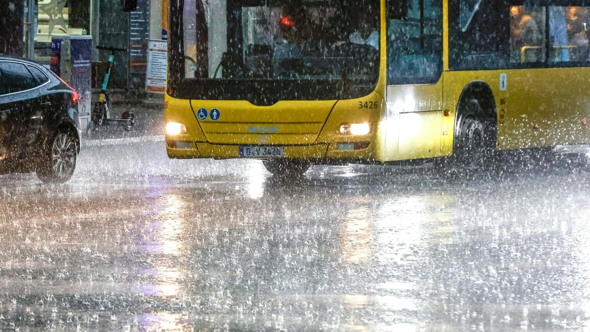 Nach wochenlanger Hitze brachte der erste starke Regen Abkühlung nach Berlin.