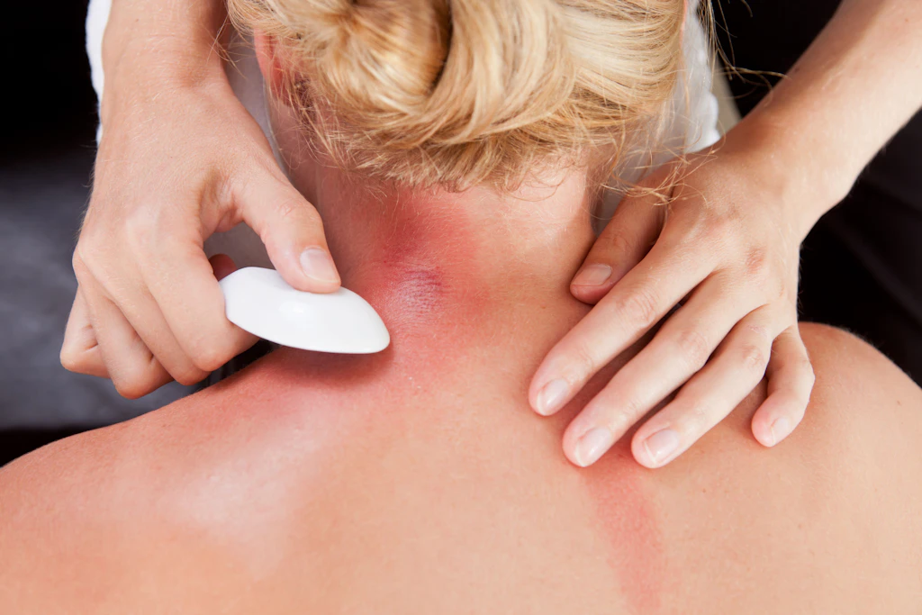 Gua Sha: Der neue Wellnesstrend – was bringt das Rückenschaben aus der traditionellen Chinesischen Medizin?
