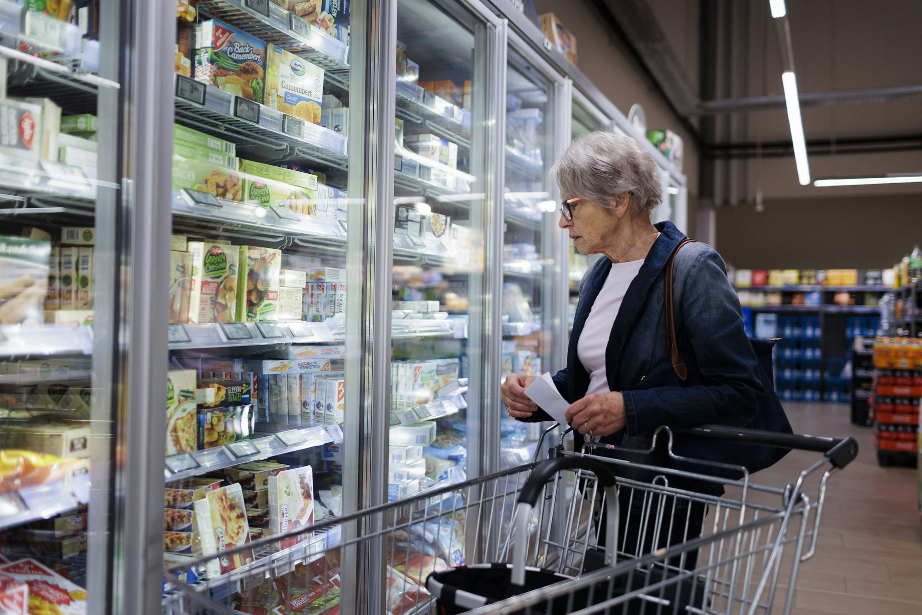 Eine Frau kauft im Supermarkt ein. Die Preiserhöhungen vieler Hersteller sind oft auf den ersten Blick gar nicht sichtbar.