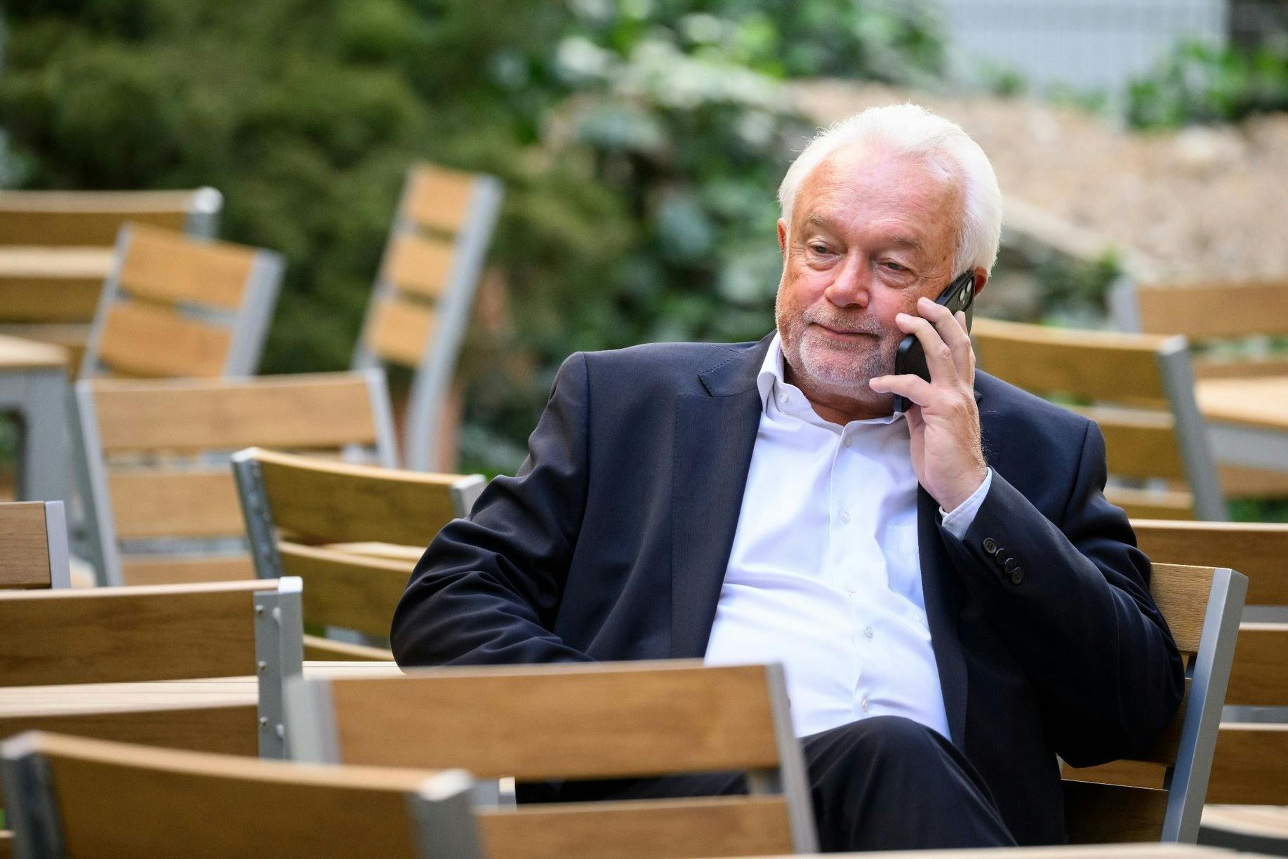 Wolfgang Kubicki (FDP) während eines Telefonats