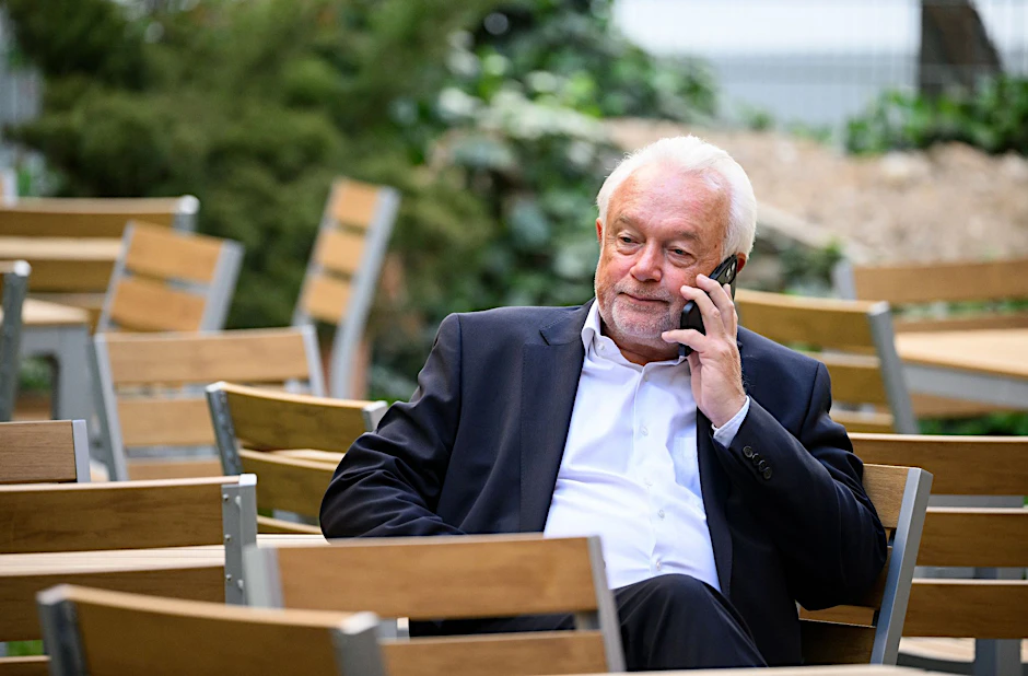 Wolfgang Kubicki (FDP) während eines Telefonats