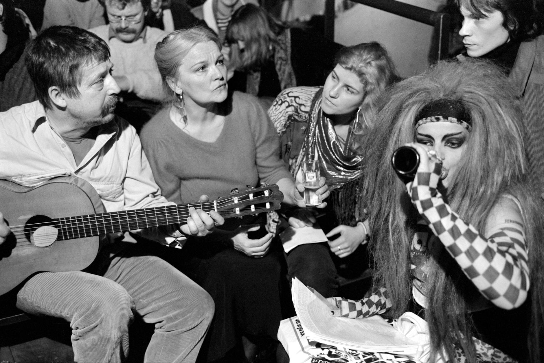 Der Liedermacher Wolf Biermann (l.), die Sängerin und Schauspielerin Eva-Maria Hagen (2.v.l.), ihre Tochter, die Sängerin Nina Hagen (vorn, r.) und der DDR-Regimekritiker Ralf Hirsch (hinten, r.).