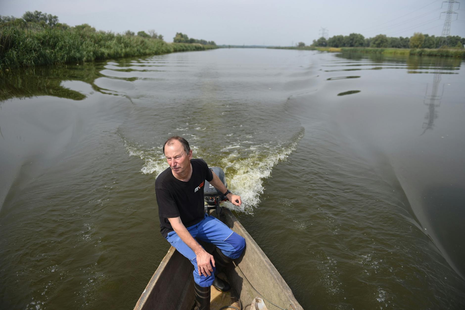Fischer Lutz Zimmermann fährt über die Oder.