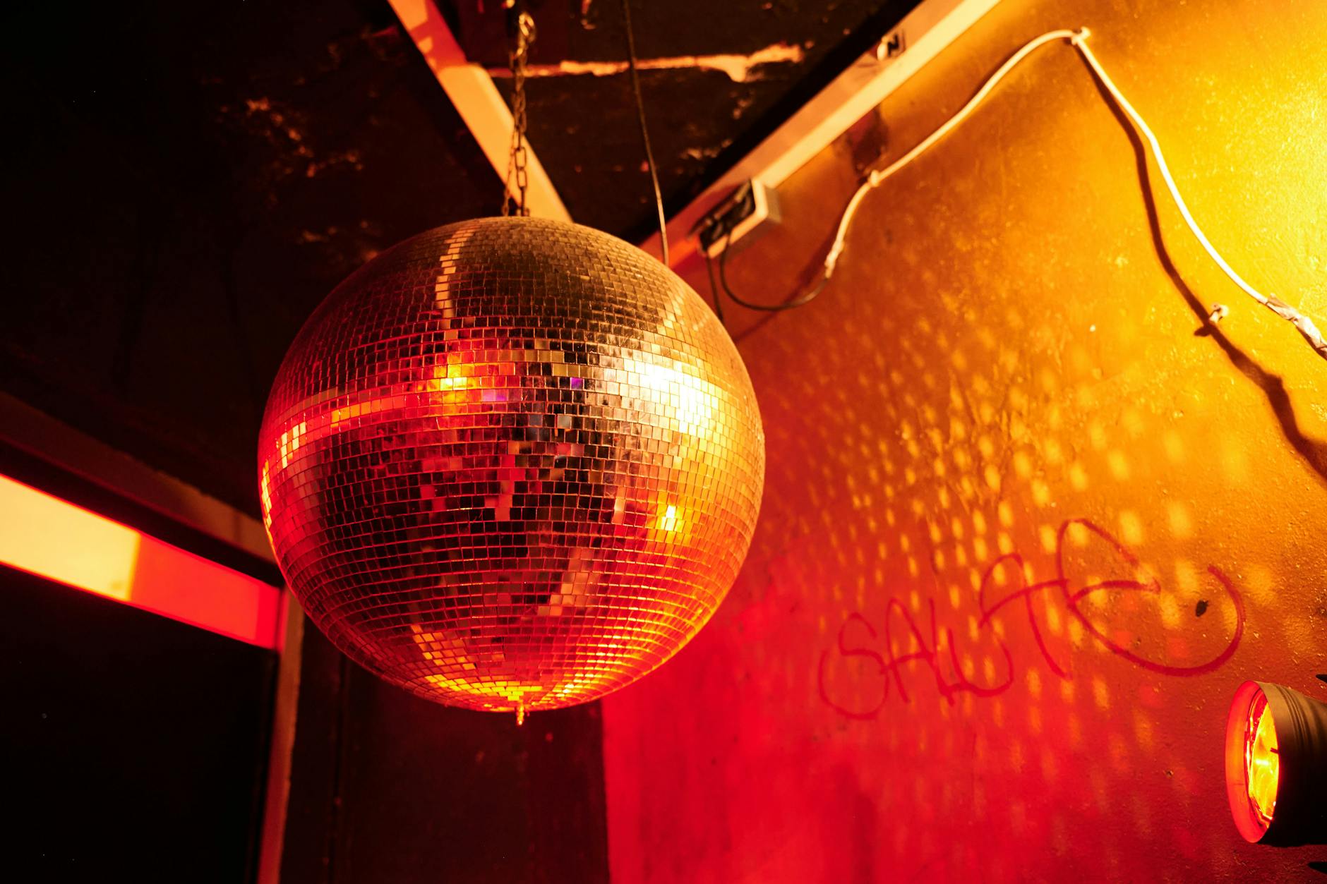 Eine Diskokugel im Club Golden Gate unter einem Brückenpfeiler der Jannowitzbrücke