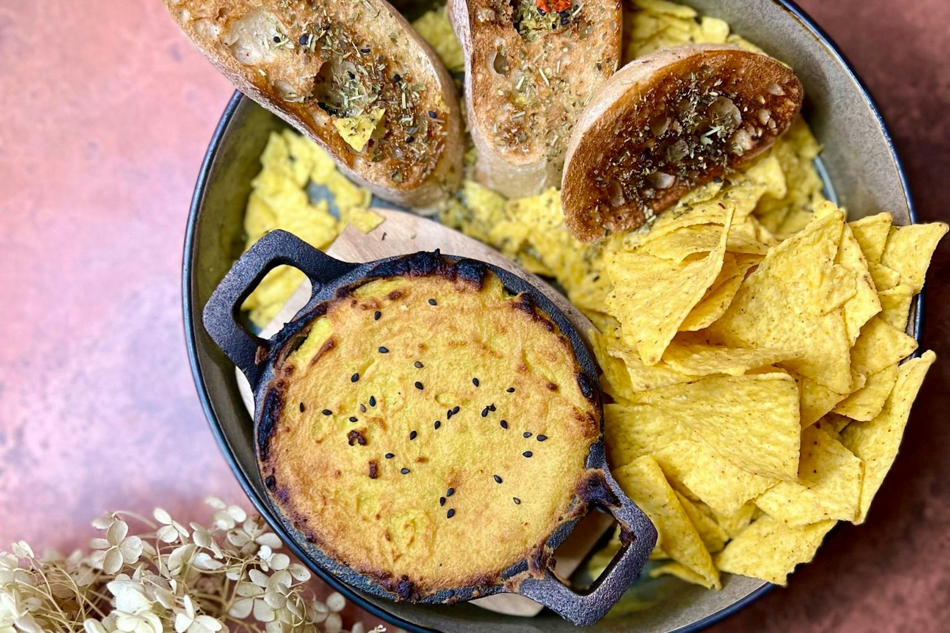 Veganer Ofenkäse schmeckt eher wie cremiger Kartoffelbrei: da ist noch ein bisschen Innovation nötig.