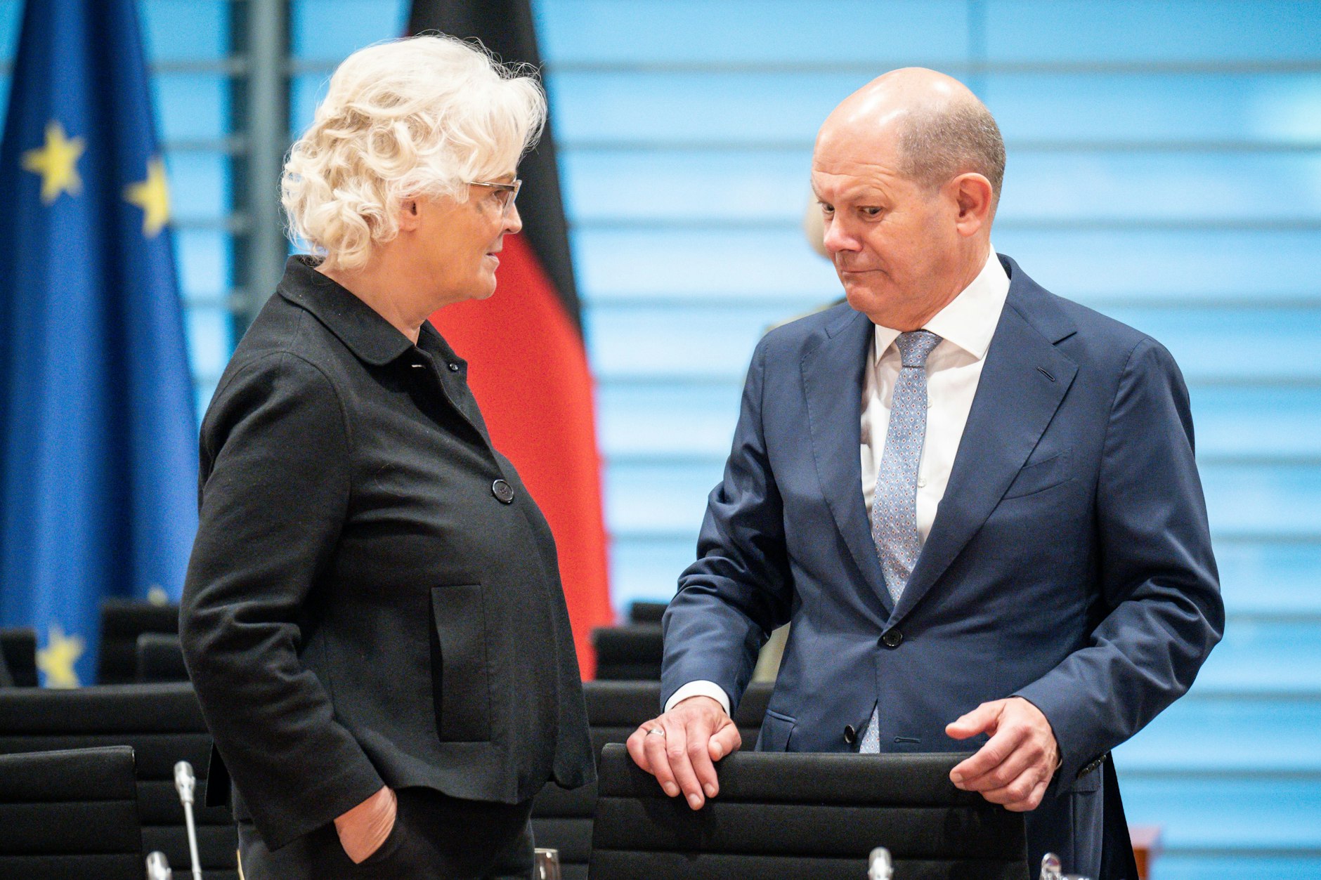 Bundeskanzler Olaf Scholz (SPD), spricht mit Christine Lambrecht (SPD), Verteidigungsministerin.