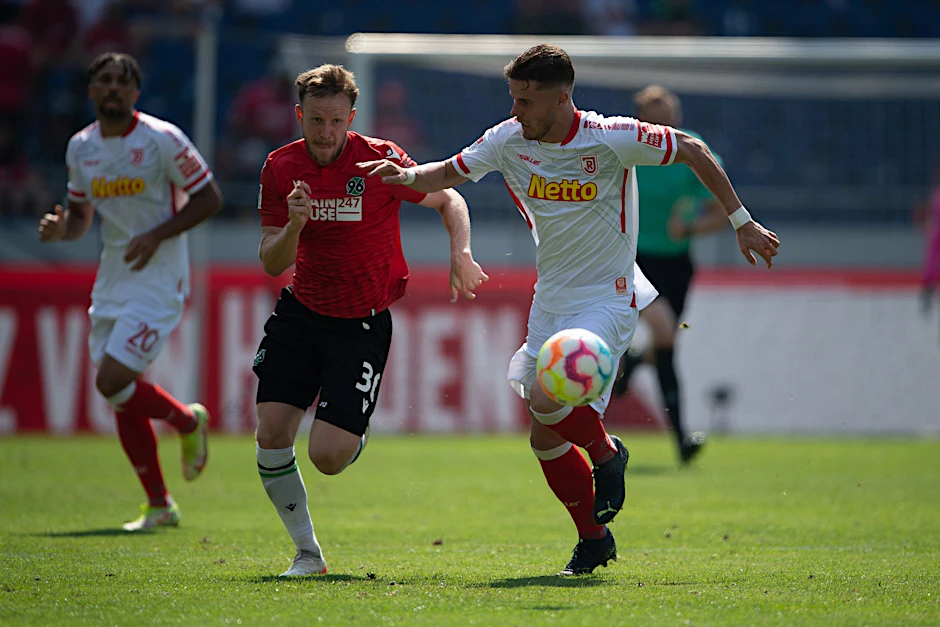 Hannover und Cedric Teuchert setzten sich in einem umkämpften Spiel gegen Regensburg durch.  