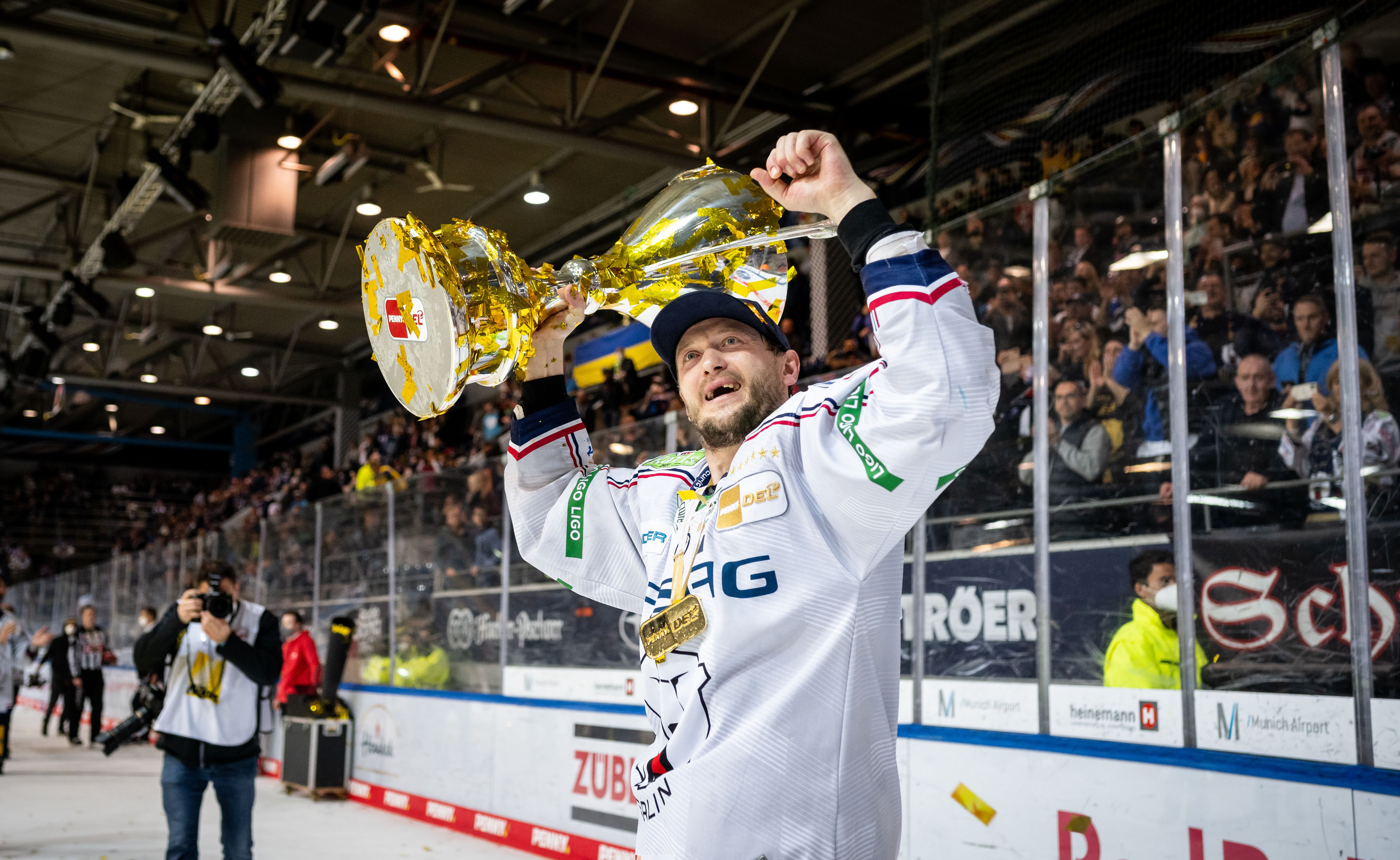 Image - Eisbären Berlin: Papa und Sohn Hördler zusammen auf dem Eis, der große Traum ist endlich wahr
