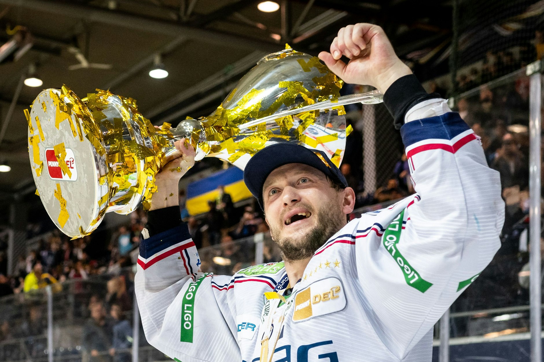 Eisbären Berlin Papa und Sohn Hördler zusammen auf dem Eis, der große