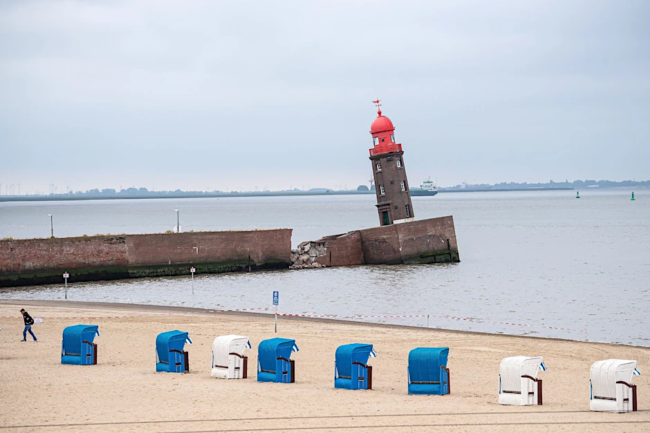 dpatopbilder - Teile der Nordmole in Bremerhaven sind in der Nacht zum Donnerstag eingesackt.  