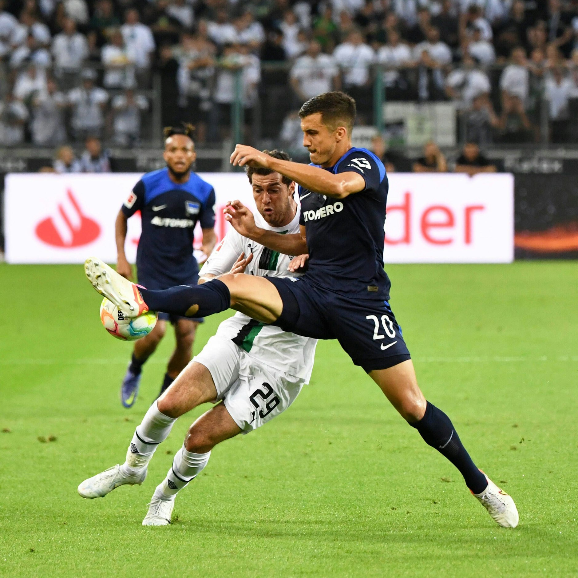 Herthas Marc Oliver Kempf bremst Gladbachs Joe Scally aus. Doch am Ende freuten sich doch die Borussen.