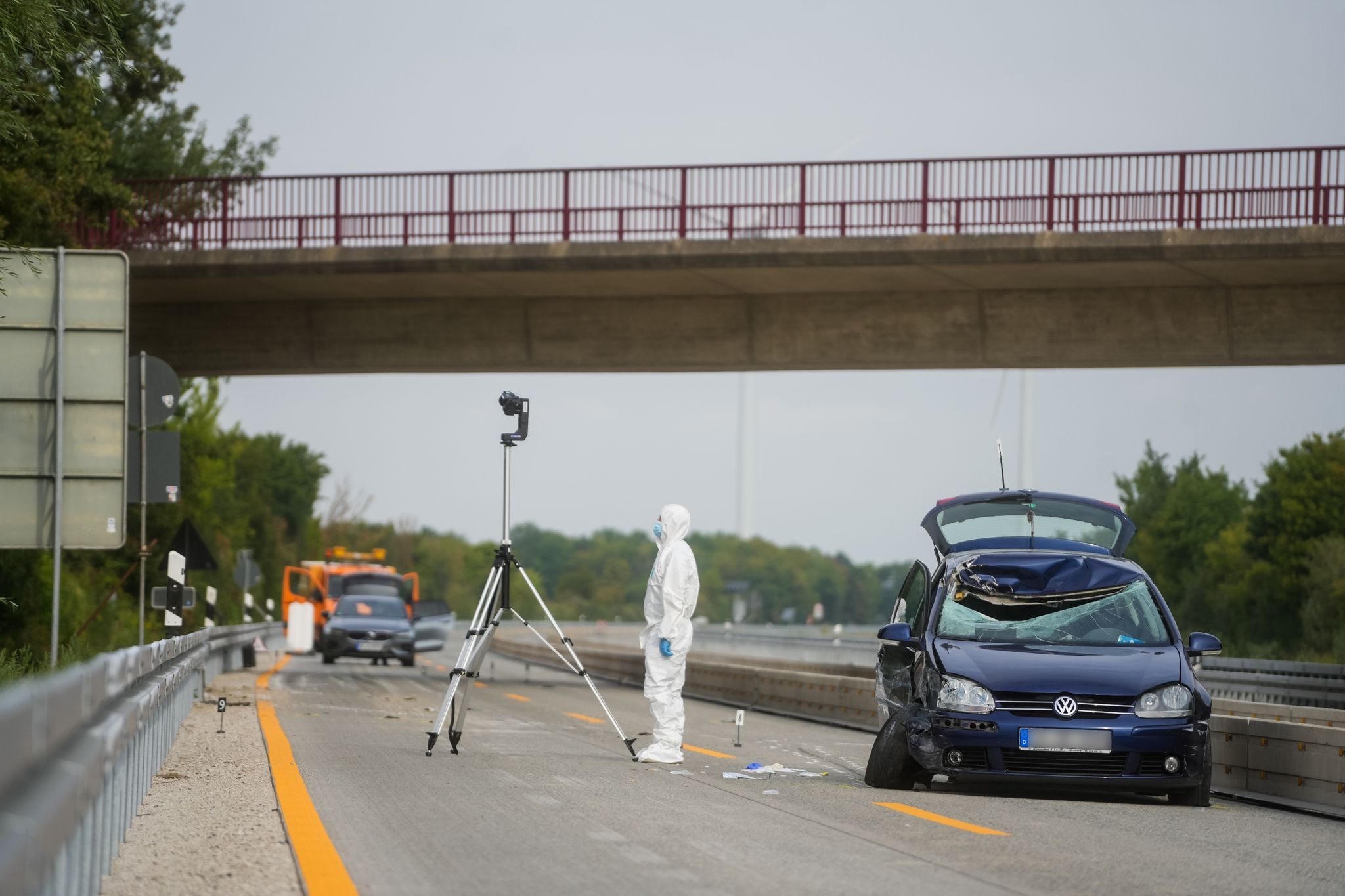 Image - Update: Gullydeckel von Autobahnbrücke geworfen: Frau lebensgefährlich verletzt – Tatverdächtiger festgenommen