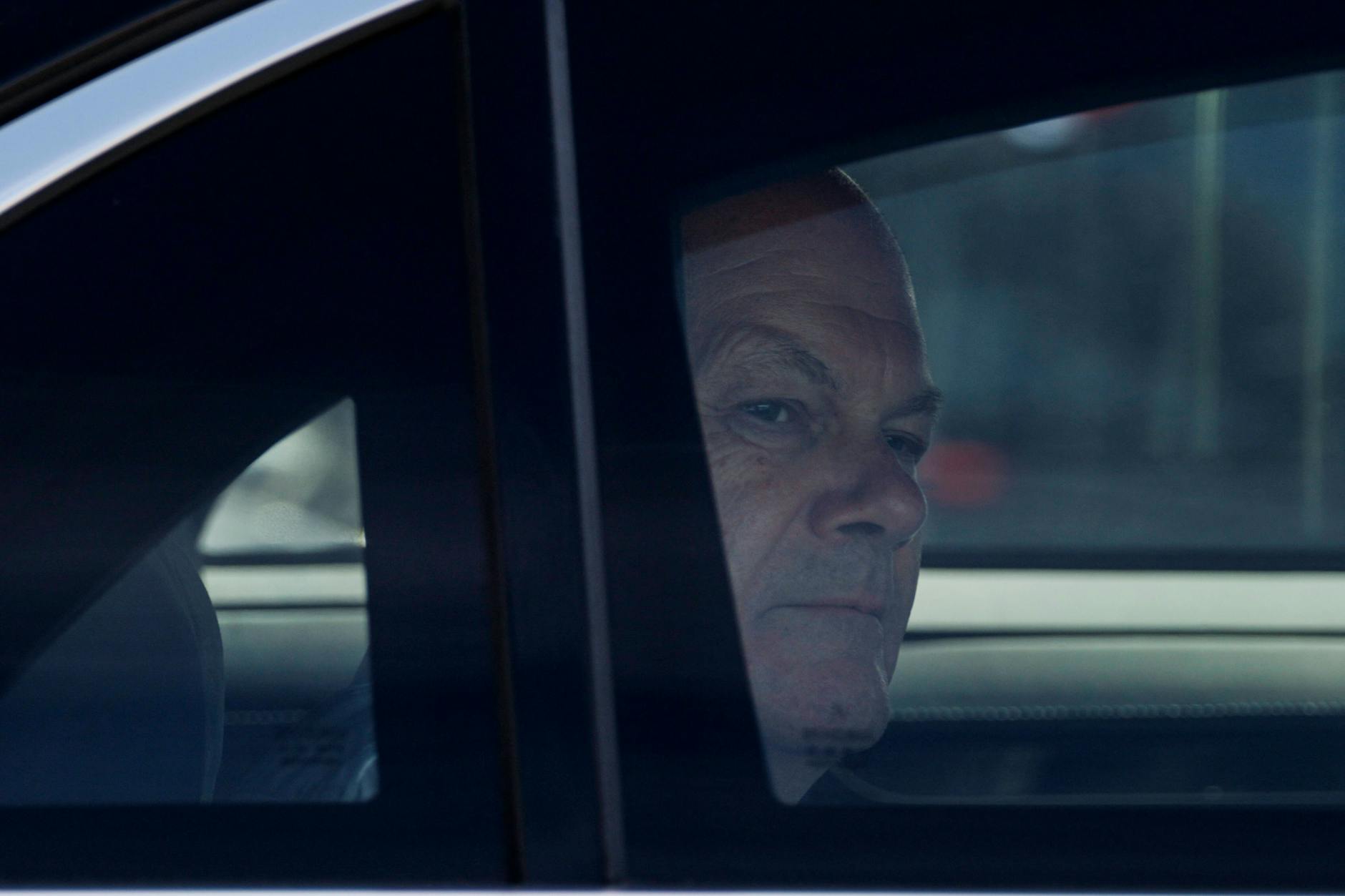 Bundeskanzler Olaf Scholz im Auto beim verlassen des Gelaende des Chempark Leverkusen