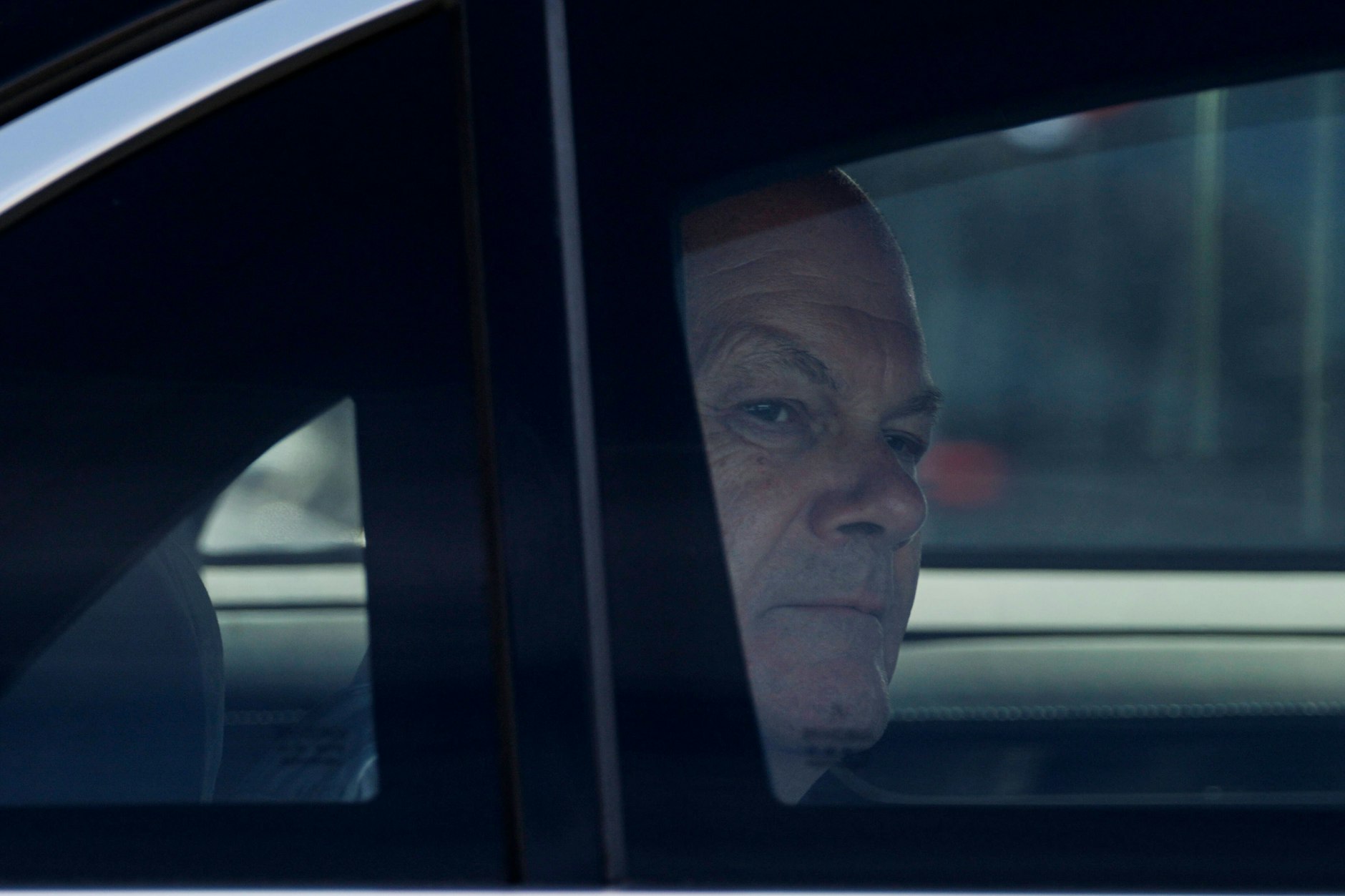 Bundeskanzler Olaf Scholz im Auto beim verlassen des Gelaende des Chempark Leverkusen 