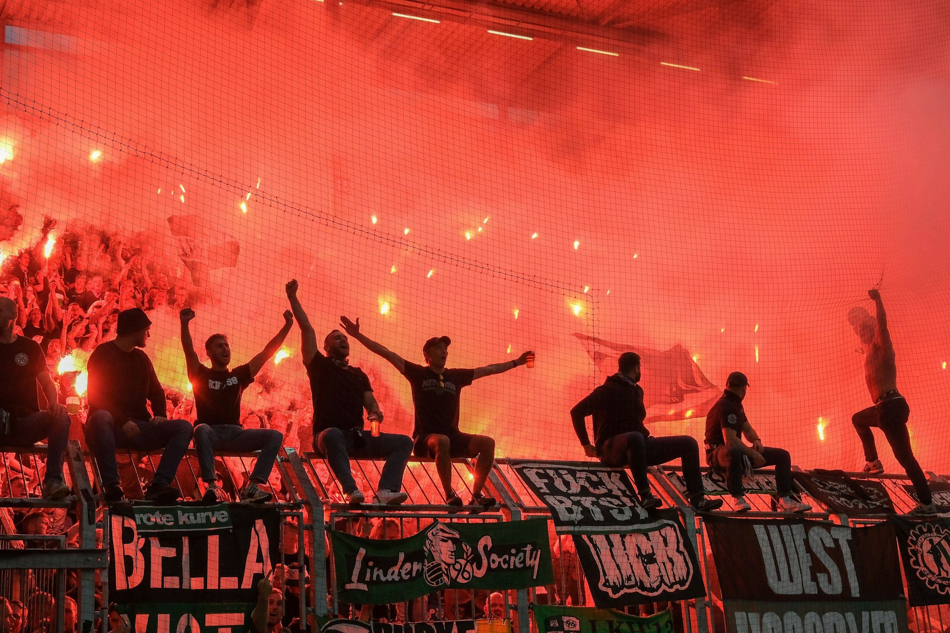 Pyroinferno im Gästeblock beim Spiel zwischen Magdeburg und Hannover 96.