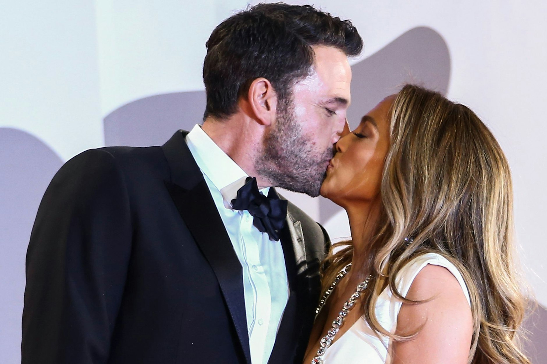 Jennifer Lopez und Ben Affleck wollten eigentlich ausgelassen ihre Hochzeit feiern. Doch dann musste seine Mutter plötzlich in die Notaufnahme.