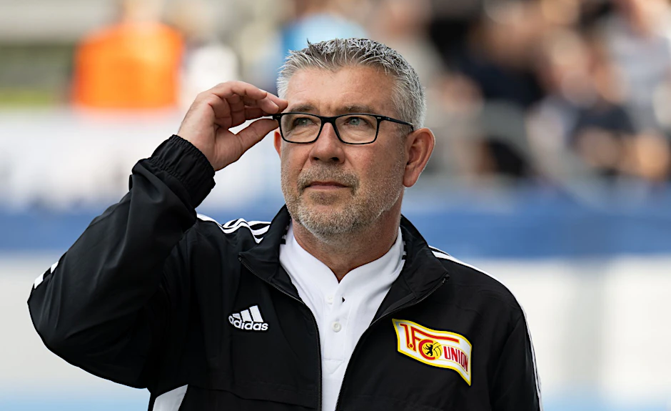 Union Trainer Urs Fischer steht vor einem Spiel im Stadion.   - Nutzung nur nach schriftlicher Vereinbarung mit der dpa