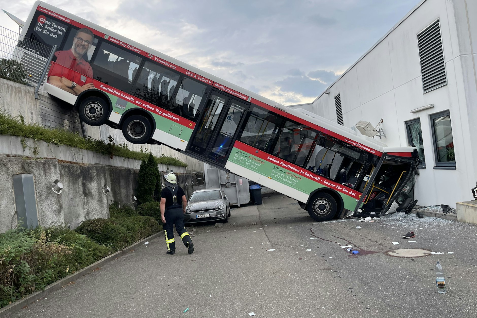 In Herrenberg kam es am Freitag zu einem spektakulären Bus-Unfall.