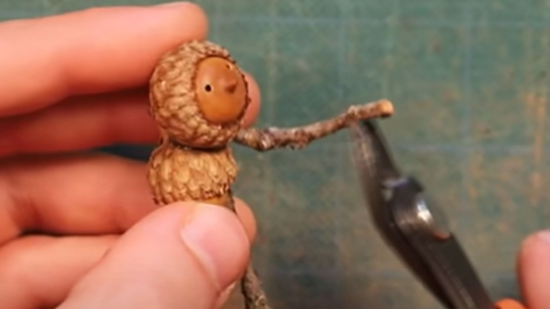 In liebevoller Kleinstarbeit baut David M. Bird seine „Becorns“-Figuren aus Eicheln.