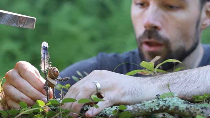 Die perfekte Kulisse für die spektakulären „Becorns“-Fotos seiner Eichel-Männchen baut David M. Bird ebenfalls selbst.